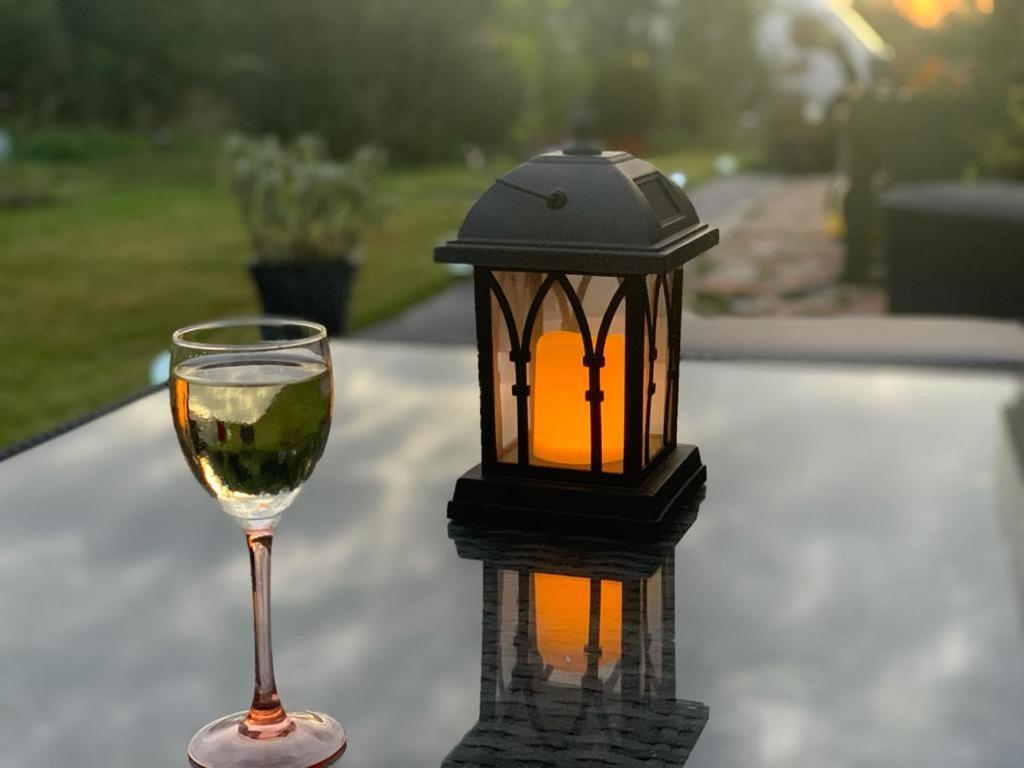 Romantic Escape Luxury Hobbit House With Hot Tub! Sheerness Ngoại thất bức ảnh